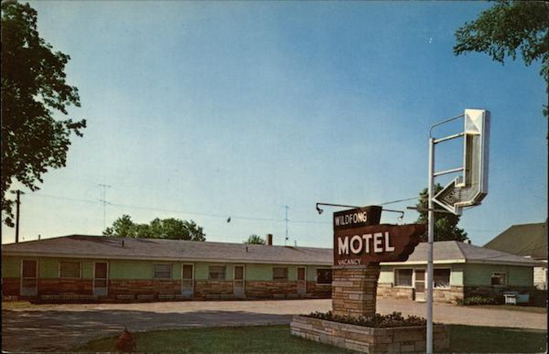 Wildfong Motel (Watsons Motel) - Old Postcard
